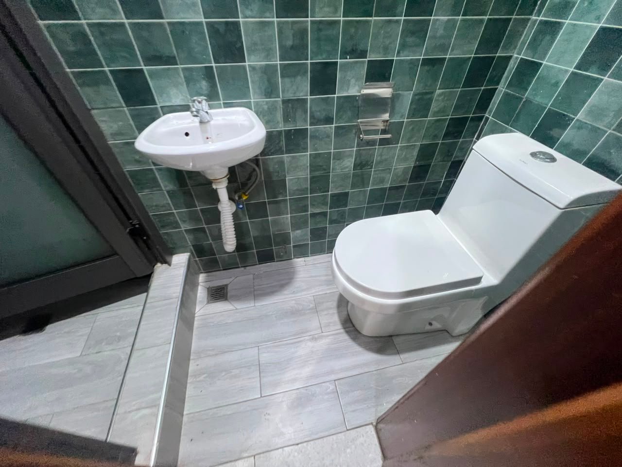 Contemporary 4 bedrooms home for sale at Labone (Unfurnished))